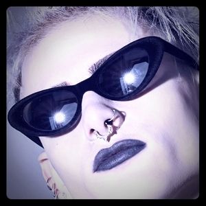 ☀️DOLLS KILL☀️ VELVET CAT MIRROR SUNNIES
